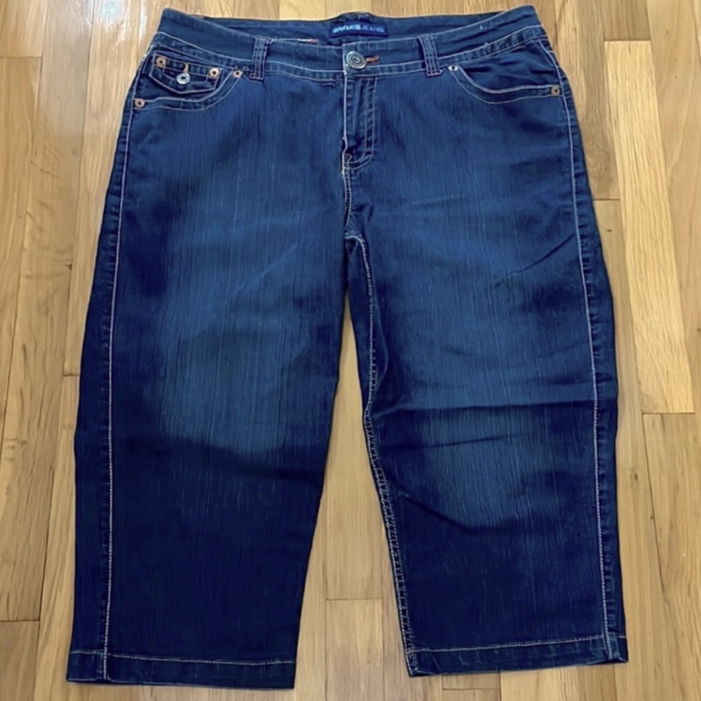 AVENUE JEANS High Rise Capris Jean. NWOT